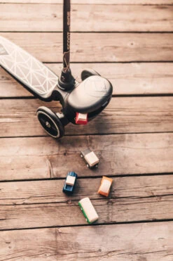 Scoot And Ride Brown Lines Highwaykick 2 Step SR-96526 -Babyproducten Scoot and Ride Brown Lines Highwaykick 2 Step SR 96526 .sfeer 3