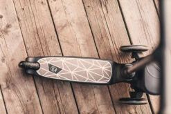 Scoot And Ride Brown Lines Highwaykick 2 Step SR-96526 -Babyproducten Scoot and Ride Brown Lines Highwaykick 2 Step SR 96526 .sfeer 4