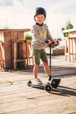 Scoot And Ride Green Lines Highwaykick 2 Step SR-96525 17 Scoot And Ride Green Lines Highwaykick 2 Step SR-96525 -Babyproducten Scoot and Ride Green Lines Highwaykick 2 Step SR 96525 .sfeer 1