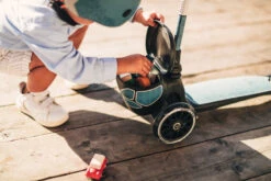 Scoot And Ride Led Steel Highwaykick 2 Step SR-96527 16 Scoot And Ride Led Steel Highwaykick 2 Step SR-96527 -Babyproducten Scoot and Ride Led Steel Highwaykick 2 Step SR 96527 .sfeer 3