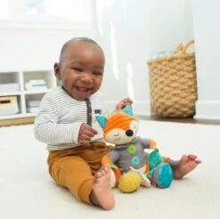 Infantino Go Gaga Playtime Pal Vos Buggyspeeltje BK-216311 -Babyproducten infantino go gaga playtime pal vos buggyspeeltje bk 216311 meer sfeer