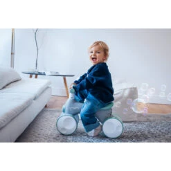 Momi Tobis Pink Ride-On Bubbles Loopfiets ROBI00042 24 Momi Tobis Pink Ride-On Bubbles Loopfiets ROBI00042 -Babyproducten momi tobis loopfiets sfeer2
